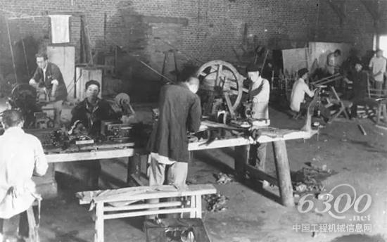 1943年，建廠初期，華興鐵工廠為地方部隊(duì)維修槍支