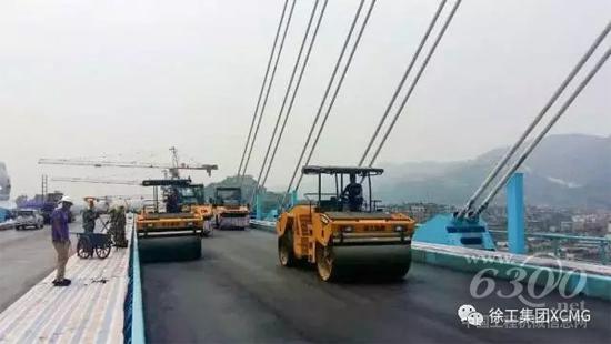 徐工高端雙鋼輪壓路機助力世界最高橋——北盤江大橋建設