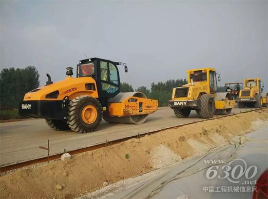 圖1：正在施工的三一壓路機(jī)