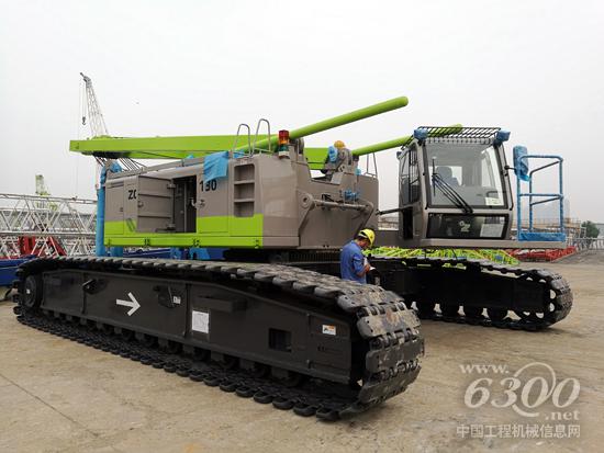 即將發(fā)往海外的中聯(lián)QUY130履帶式起重機