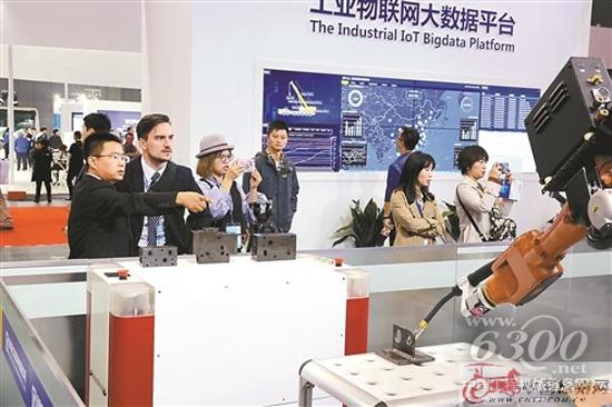 國內(nèi)外客商觀摩徐工智能制造演示（通訊員 吳波 攝）