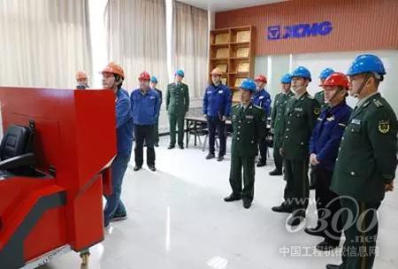 高寧宇校長一行觀看消防車模擬仿真培訓(xùn)系統(tǒng)演示