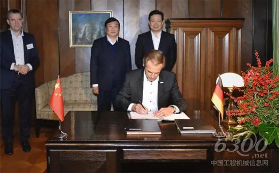 德國(guó)博世集團(tuán)董事會(huì)主席鄧納爾博士簽署協(xié)議