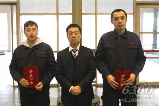 為獲獎(jiǎng)選手頒獎(jiǎng)