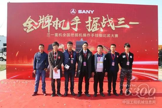 張小成與獲獎(jiǎng)選手合影
