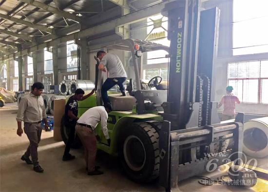 中聯(lián)重科叉車工程師為客戶提供實地服務(wù)
