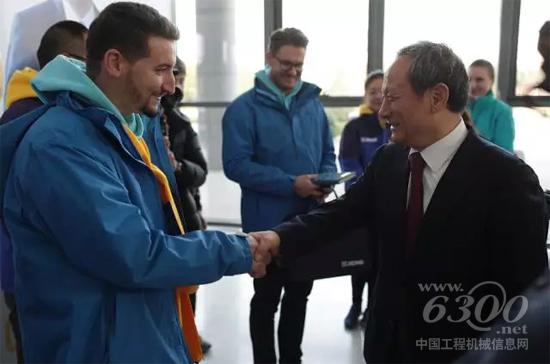 徐工集團(tuán)董事長王民熱情接待