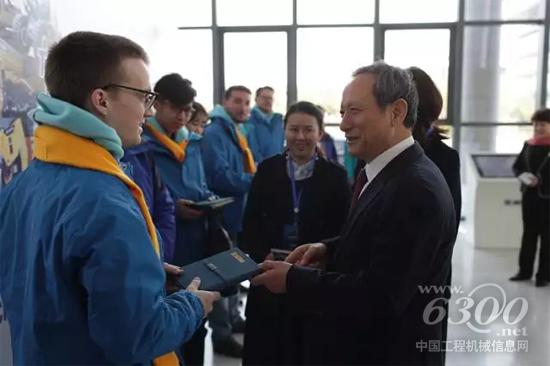 王民董事長為“實(shí)習(xí)生”們送上親筆題“徐工 讓世界更美好”的徐工筆記本以及“徐工大禮包”