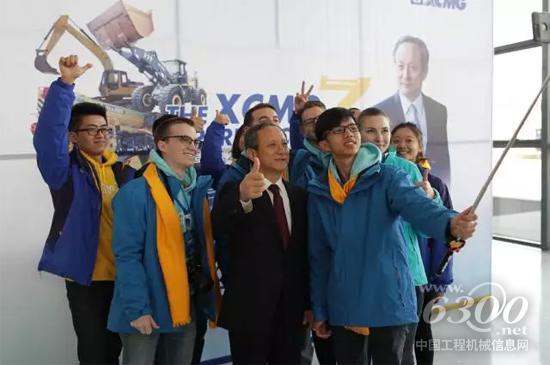 王民董事長“童心未泯”和“徐工實(shí)習(xí)生”們一起自拍
