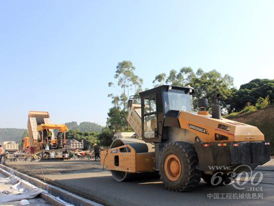 三一全液壓壓路機SSR220AC-8參與廣州北三環(huán)高速公路