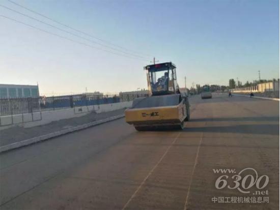 三一全液壓壓路機SSR220AC-8助力京新高速