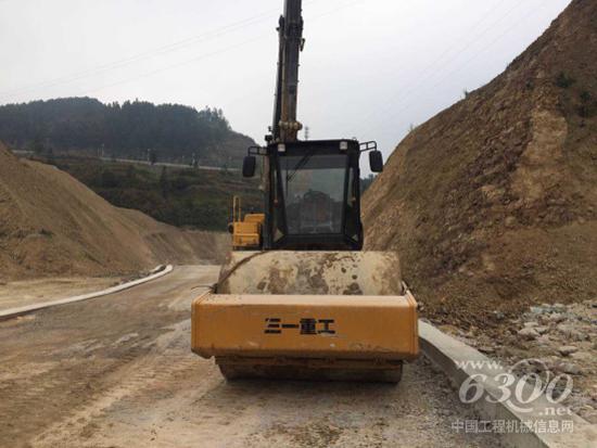 三一全液壓壓路機SSR220AC-8助力貴州興義環(huán)城高速公路