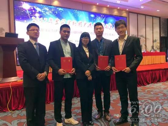 徐工重型、基礎(chǔ)、環(huán)境公司獲獎代表領(lǐng)獎
