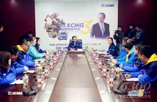 徐工集團副總經(jīng)理、徐工挖機總經(jīng)理李宗與實習(xí)生親切交流