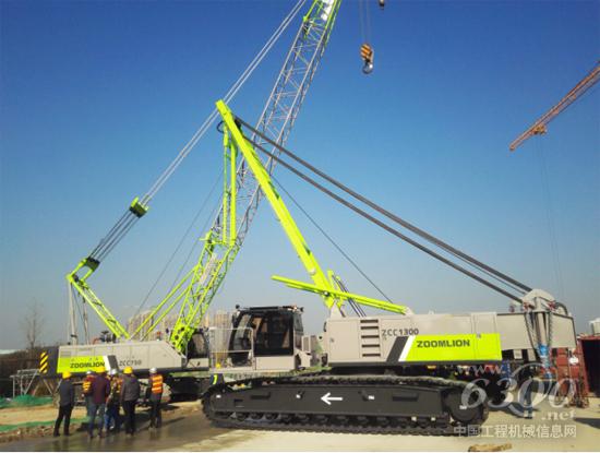 中聯(lián)重科ZCC1300履帶起重機正在組裝中
