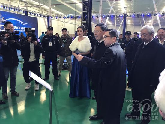 中聯(lián)重科副總裁蘇用專向湖南省委常委、副省長張劍飛一行匯報中聯(lián)重科自產(chǎn)底盤整體情況