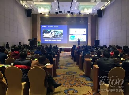 中聯(lián)重科混凝土機械公司產品平臺經理張國君宣講產品