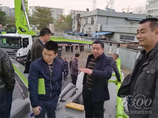 中聯(lián)重科混凝土機械公司副總經理郭崗現(xiàn)場向客戶介紹產品