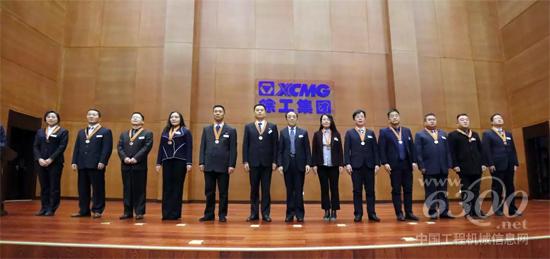 公司黨委委員、工會主席張守航為二星年功榮譽代表頒獎