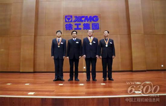 公司黨委副書記、副總裁李鎖云為五星年功榮譽代表頒獎