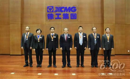 公司黨委書記、董事長王民為徐工企業(yè)家群體頒發(fā)年功章