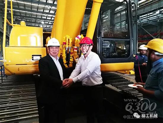 柳工印度工廠首臺(tái)本地化挖掘機(jī)剪彩下線