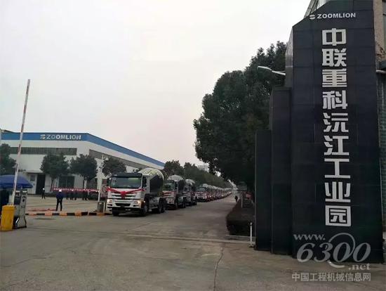 混凝土攪拌車依次排列準備發(fā)往全國各地