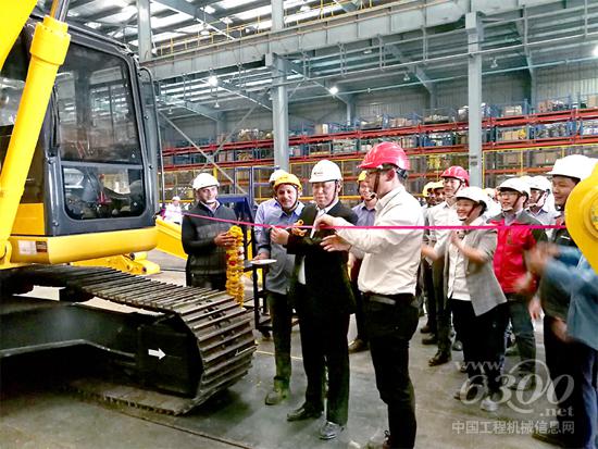 黃敏為印度工廠第一臺本地裝配的921DI挖掘機(jī)下線進(jìn)行剪彩