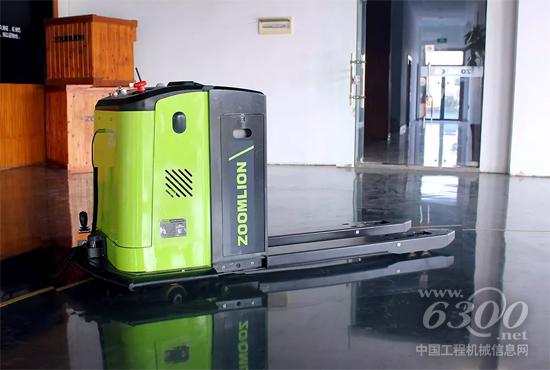 正在運行中的TB20V1系列磁導航AGV托盤搬運車