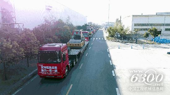 整裝待發(fā)的徐工大噸位壓路機(jī)XS303