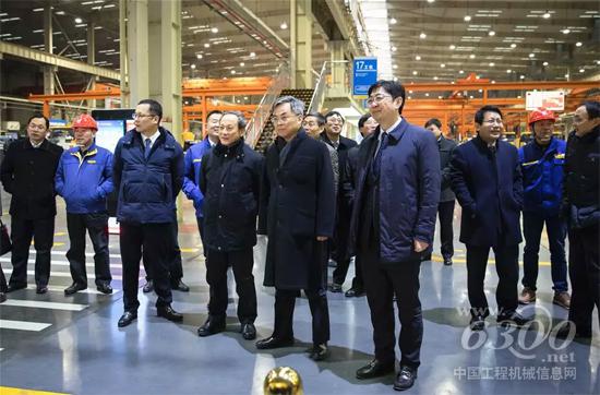 王民董事長(zhǎng)陪同江蘇銀行董事長(zhǎng)夏平一行參觀徐工重型底盤(pán)分廠