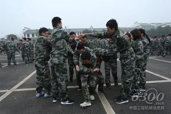 拓展訓(xùn)練讓學(xué)員們打成一片