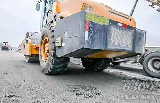 機(jī)械式單驅(qū)單鋼輪壓路機(jī)起步?jīng)_擊嚴(yán)重