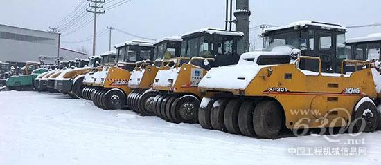 2017年底，張總停放在停車場(chǎng)里的徐工道路機(jī)械