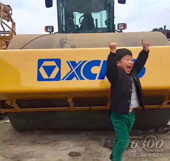 萌娃也愛(ài)壓路機(jī)——兒子激動(dòng)的在他XS365壓路機(jī)前大跳