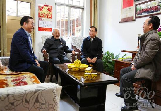 山東重工集團(tuán)工會主席蔣力走訪慰問山推離退休老黨員