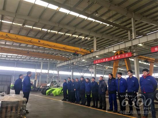 江明在車間發(fā)放紅包、作動(dòng)員講話