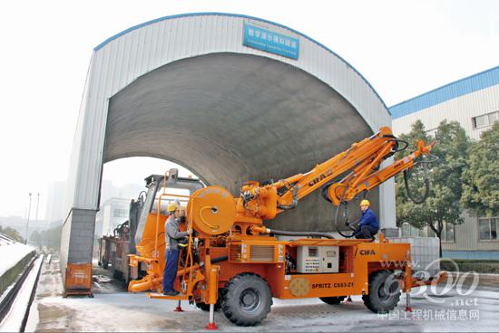 中聯(lián)重科工作人員結(jié)合國(guó)內(nèi)隧道調(diào)試CSS3-Z1濕噴機(jī)