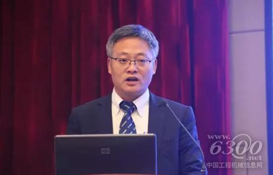 徐工道路機械事業(yè)部總經(jīng)理、黨委書記崔吉勝