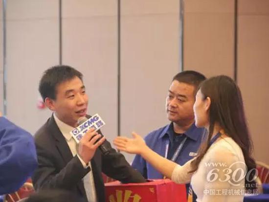 徐工道路駐烏魯木齊營銷主任張培抽取幸運(yùn)獎(jiǎng)