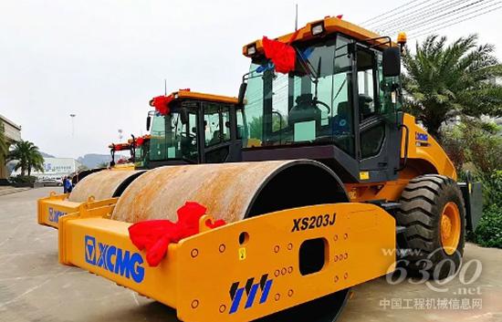活動現(xiàn)場實物徐工壓路機(jī)產(chǎn)品展區(qū)