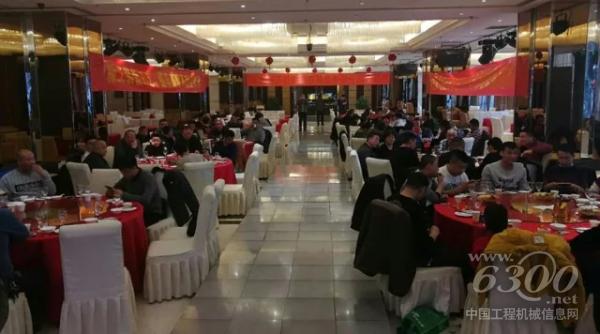 中集凌宇聯(lián)合當(dāng)?shù)卮砩淘诒６ㄅe辦了交車儀式及客戶答謝會(huì)