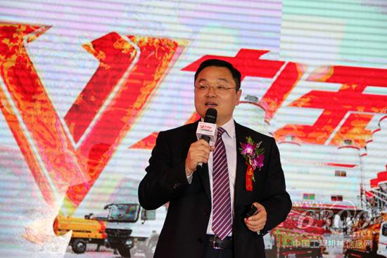 江蘇三翼工程機(jī)械有限公司董事長(zhǎng)鄧富義做政策宣講