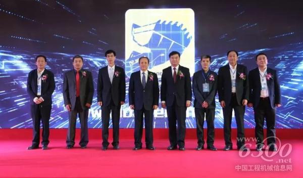 王書記、蘇副會長、王總和客戶、經(jīng)銷商、供應(yīng)商8名代表，共同啟動徐工鏟運“裝載之王”
