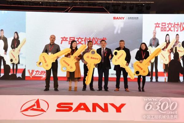 南京站，<a href=http://dealer.d1cm.com target=_blank>代理商</a>董事長給購買泵車的客戶交付金鑰匙