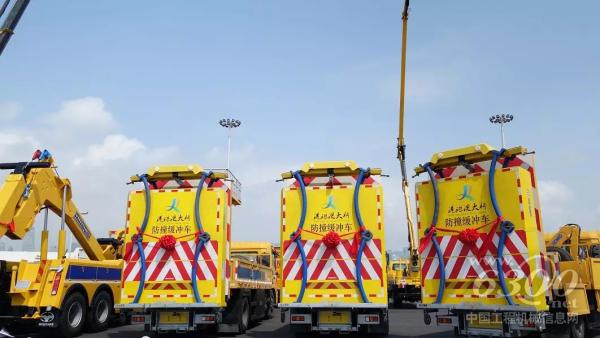 徐工集團(tuán)在國(guó)內(nèi)率先研制開發(fā)防撞緩沖車