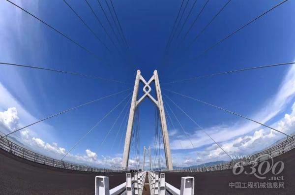 港珠澳大橋上的“中國(guó)結(jié)”造型橋塔