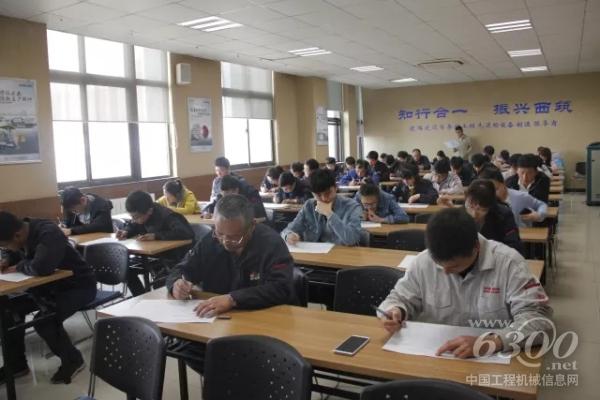 各部門(mén)參賽人員認(rèn)真答題