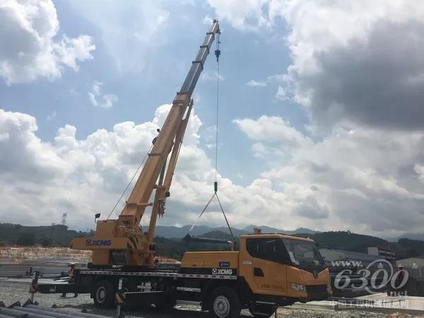 在一處隧道建設(shè)處，徐工起重機(jī)正緊張的忙碌著。