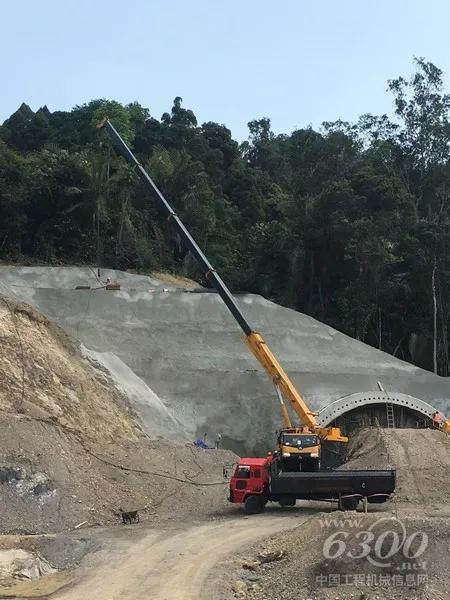 在一處隧道建設(shè)處，徐工起重機(jī)正緊張的忙碌著。